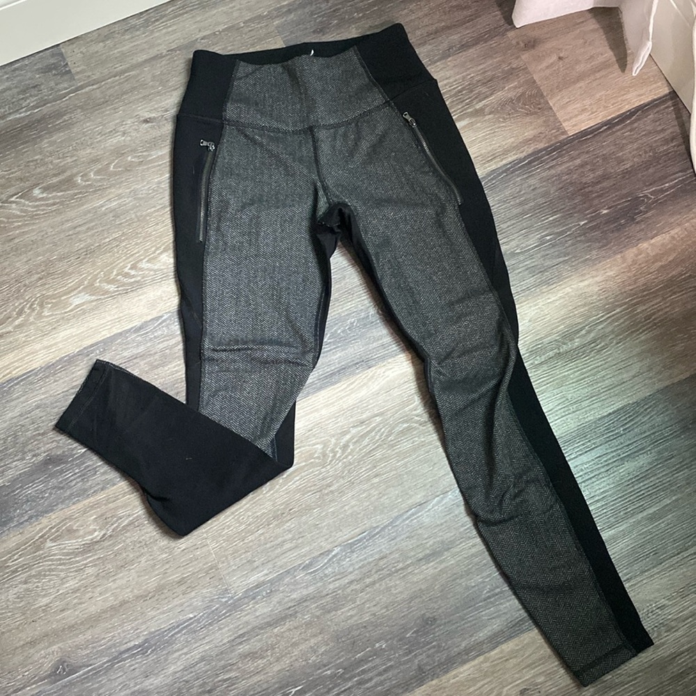Old Navy leggings Herringbone front with zipper pockets and black backside